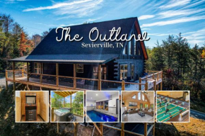 The Outlaw - Snowy Days! 3BR Cabin with Saltwater Pool & Hot Tub